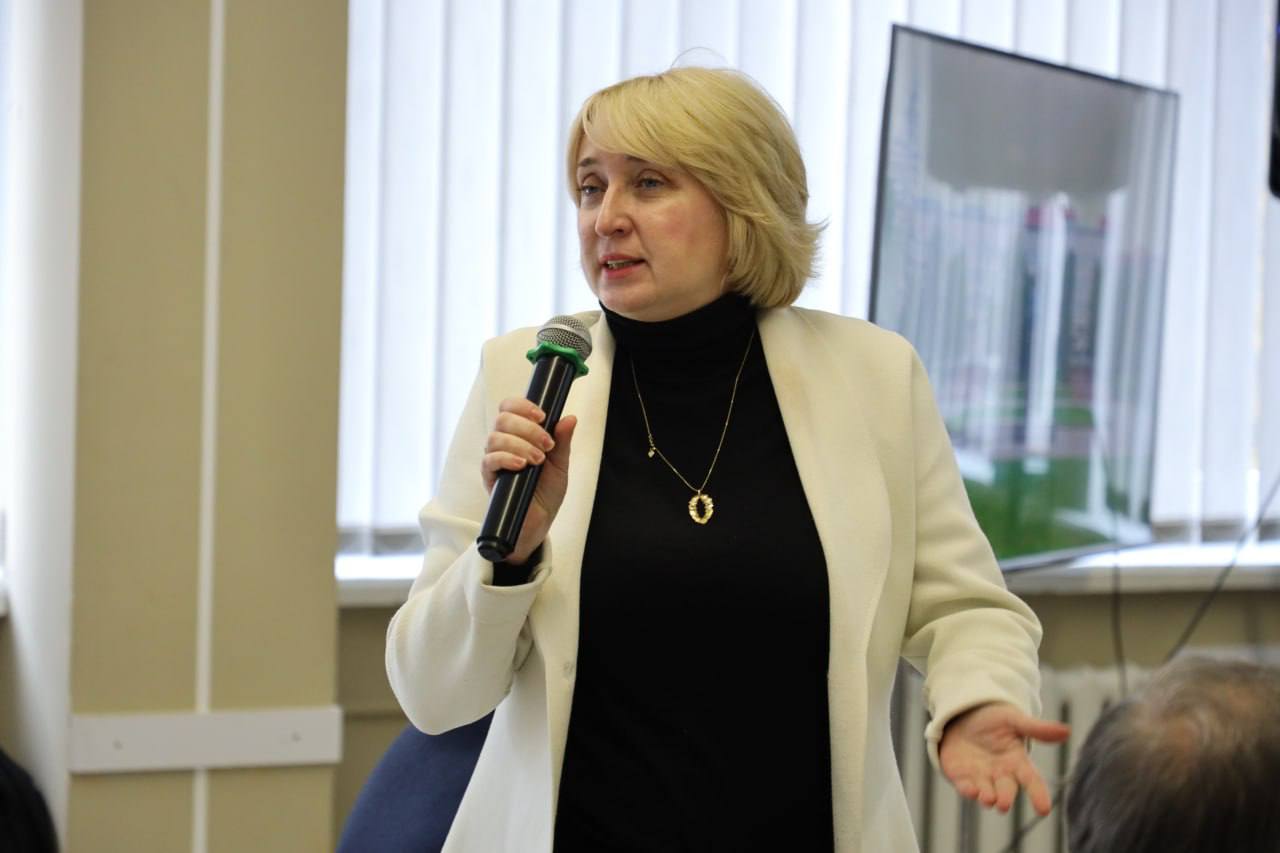 Кадр з мови проректорки з наукової роботи та міжнародного співробітництва Ірини Задорожної. Kadr_z_movy_prorektorky_z_naukovoi_roboty_ta_mizhnarodnoho_spivrobitnytstva_Iryny_Zadorozhnoi.